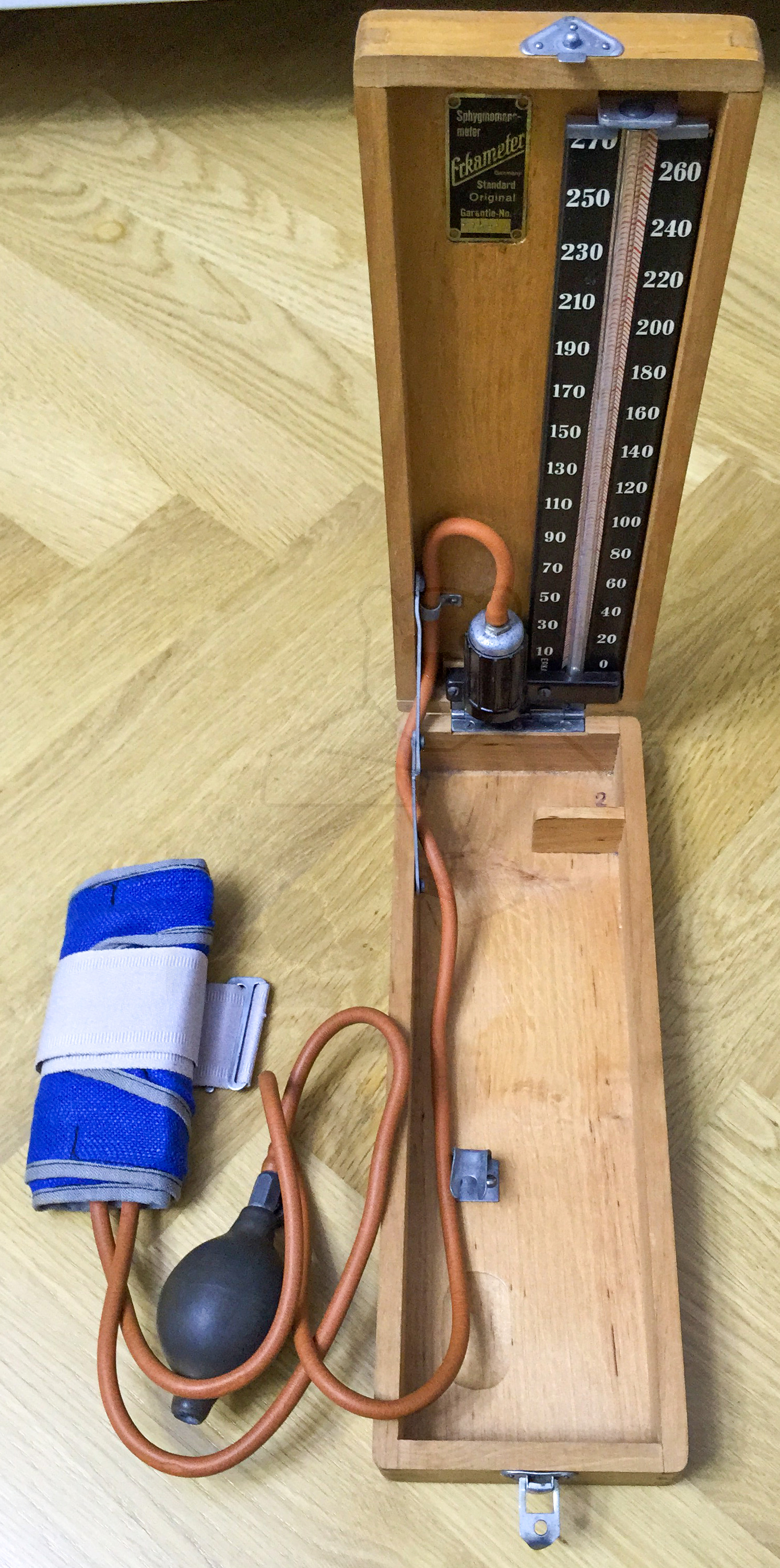 Erka Standard Blutdruckmesser (Sphygmomanometer), Originalzustand, 1940'er Jahre, Komplette Ansicht